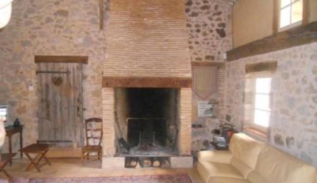 Character house in a 1 hectare airial with heated swimming pool