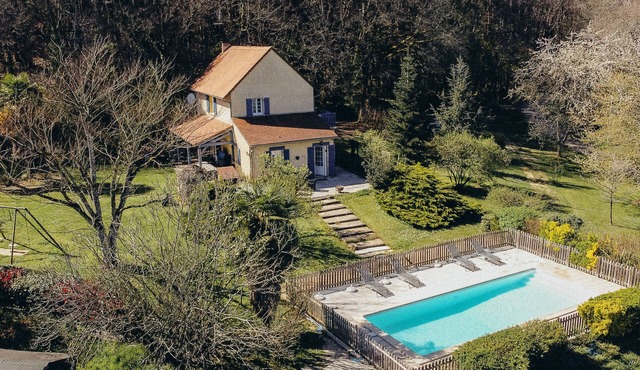 Character house in a quiet, exceptionally green setting + swimming pool