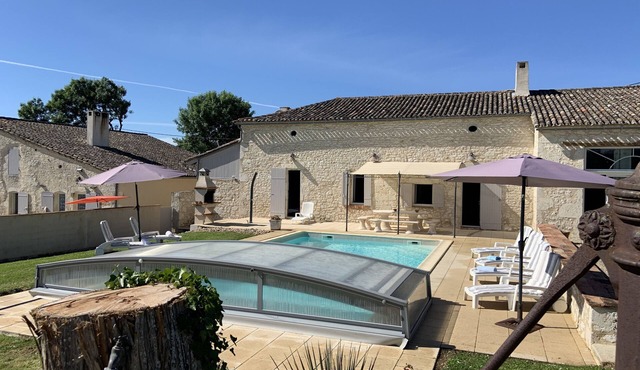 Character house in the quiet countryside in the Bordeaux vineyards