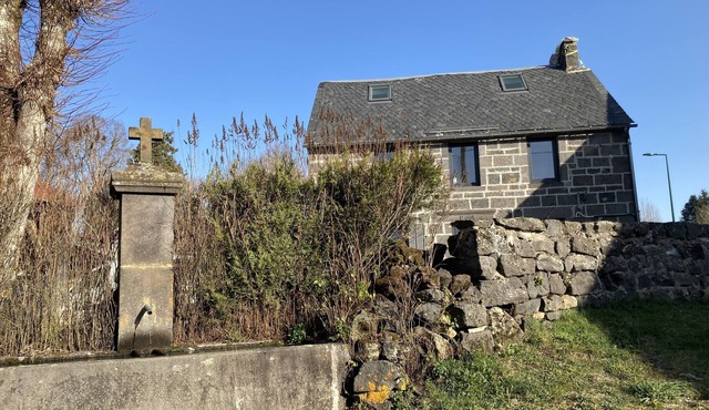 Character house in the heart of the Puys mountain range