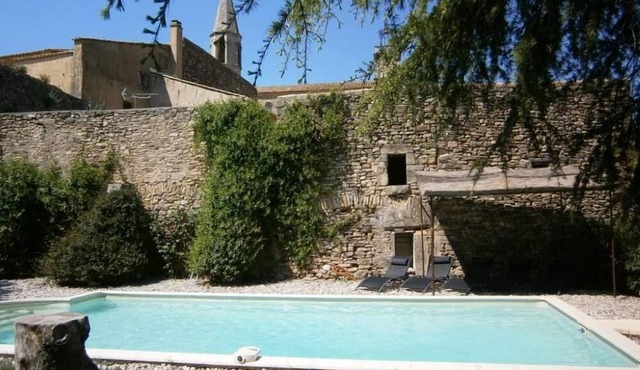 Character house, Mas du 17è,quiet,private pool 9x4,5m,air-conditioned,near Uzes