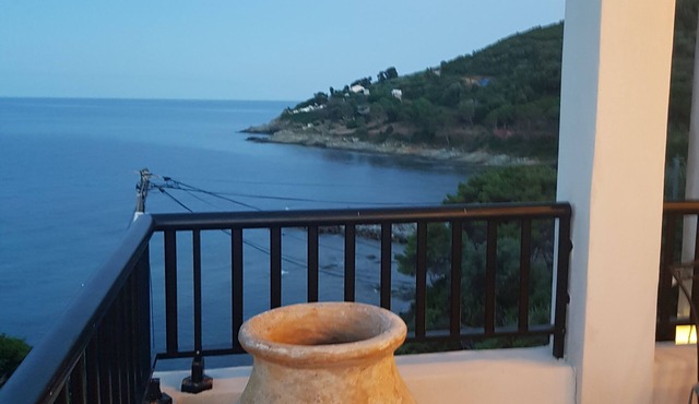 Character house overlooking the sea (20m away).4 bedrooms, 4 bathrooms