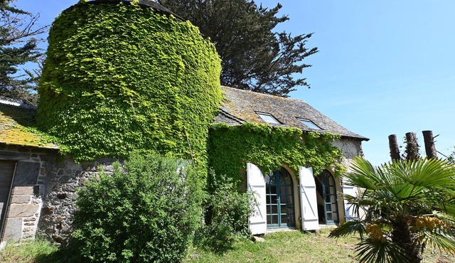 Character house with large garden facing the entrance of a beautiful beach