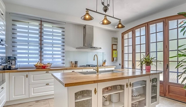 Character house with private lake in the heart of the bastides of Périgord