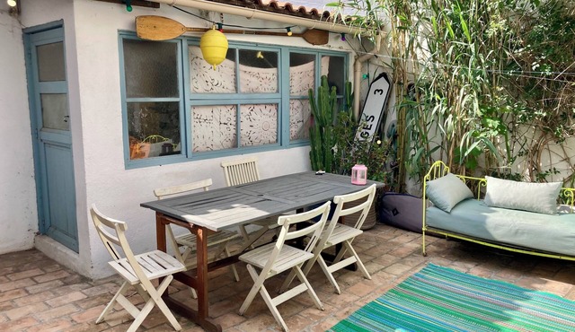 Character house with shaded courtyard 1 min from the sea, Endoume