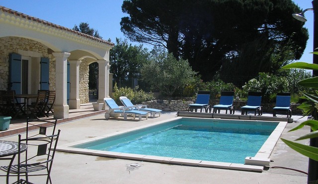 Character house with swimming pool in the Drôme with two bathrooms.