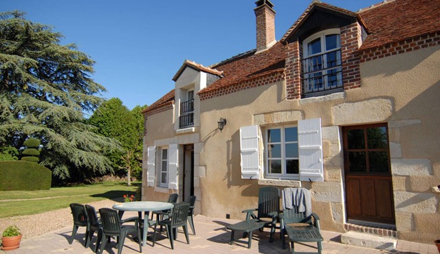 Character house with garden, air conditioning and bikes near Amboise