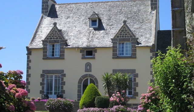 Character house with * label in the heart of Léon and close to the sea.