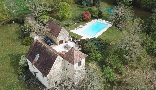 Character house with swimming pool between Lot and Dordogne