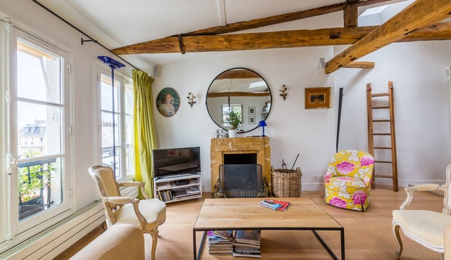 Character in the Marais, by Veeve