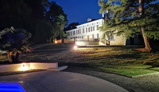 Character stone period villa for up to 15 near all amenities with swimming pool