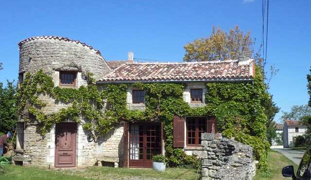 Character traditional Charentais cottage in rural location 20 minutes from Royan