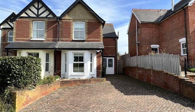 Character Victorian House, Freshwater, Sleeps 6, WiFi, Parking, Garden