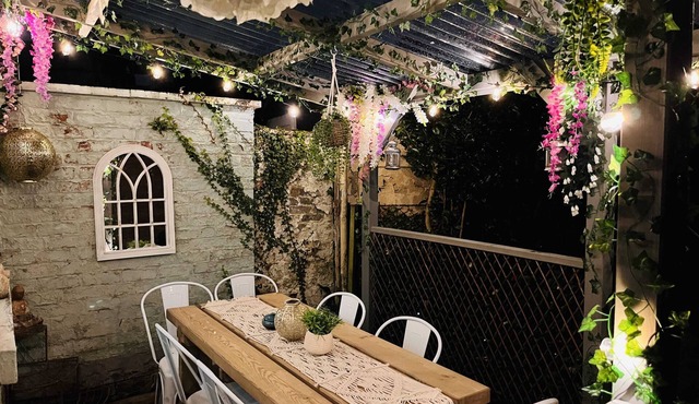 Character Victorian 4Bedroom Home w Free Parking