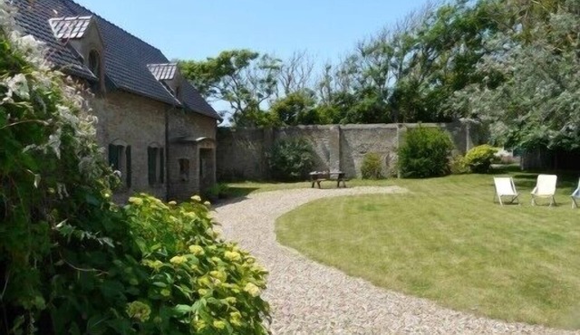 Character villa 300 M from the beach. Large garden and sea view