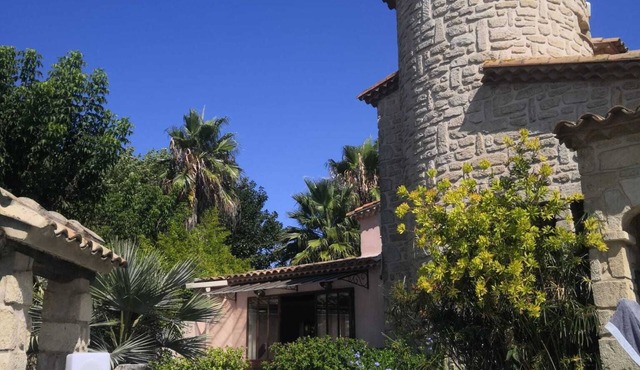 Character villa, air-conditioned, large swimming pool, garage, near beaches