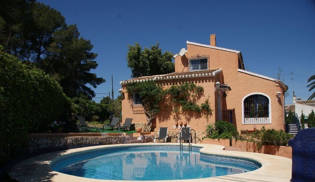 Character villa for families in residential area with private pool.