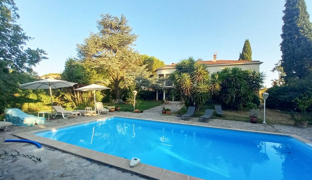 Character villa, village center, large garden, pool, 5mm from beaches, streetcar.