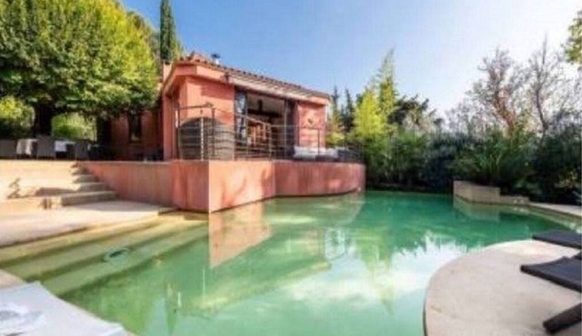 Character villa with large swimming pool at the foot of the Pagnol hills