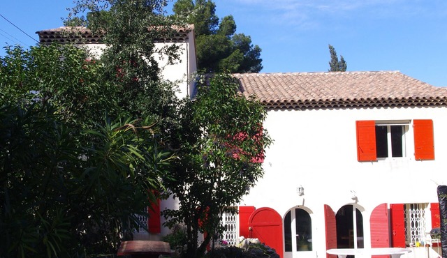Character villa with 1000 m² garden close to the sea, Côte Bleue.