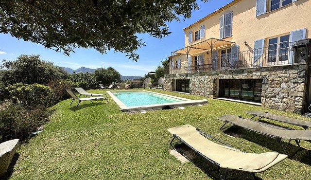 Character villa with pool and mountain view