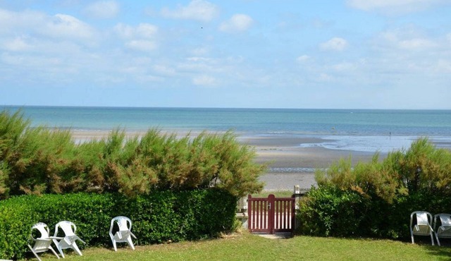 CHARACTERFUL VILLA WITH GARDEN ON THE SEAFRONT, direct beach access