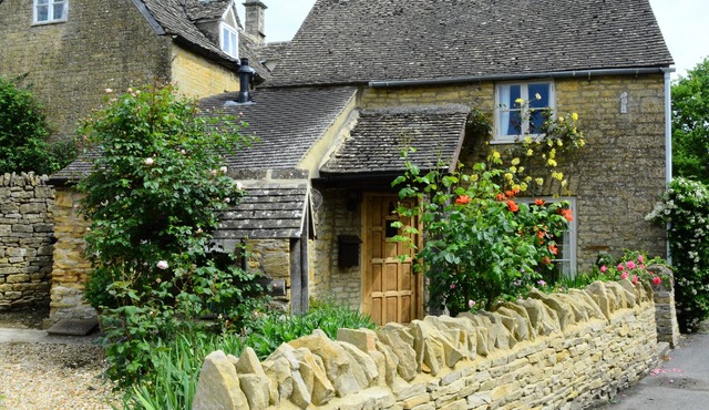 Characterful 16th Century Cottage, off street parking, 2 Min Walk to Village!