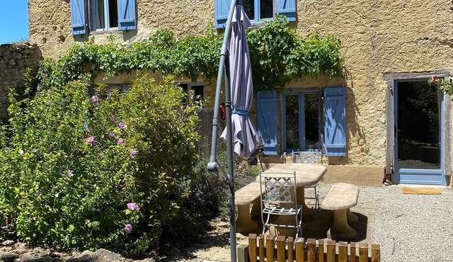 Characterful 3 bedroom house with large garden and pool.