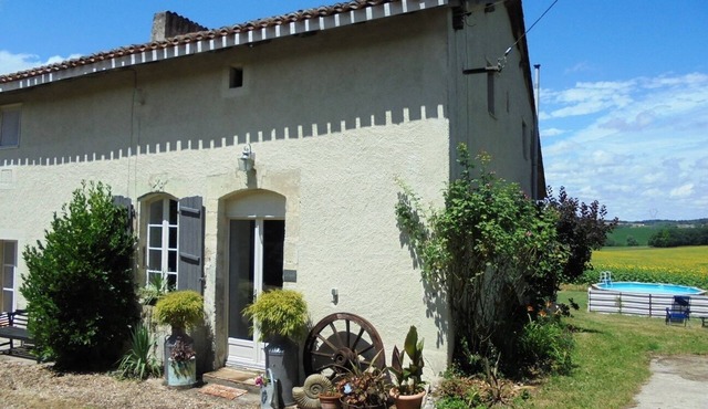 Characterful and Spacious 2 Bedroom Gite, Sleeps 4 with Dedicated Pool