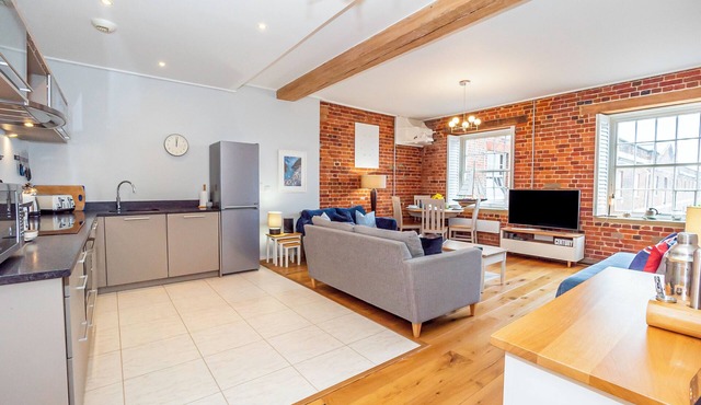 Characterful apartment overlooking Marina