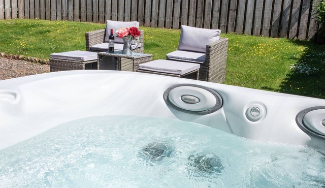 Characterful cottage for 2 with a hot tub and enclosed garden