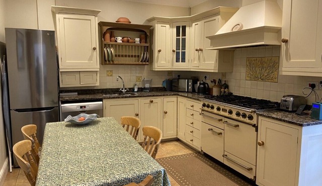 Characterful detached home, walking distance from water, town centre, station