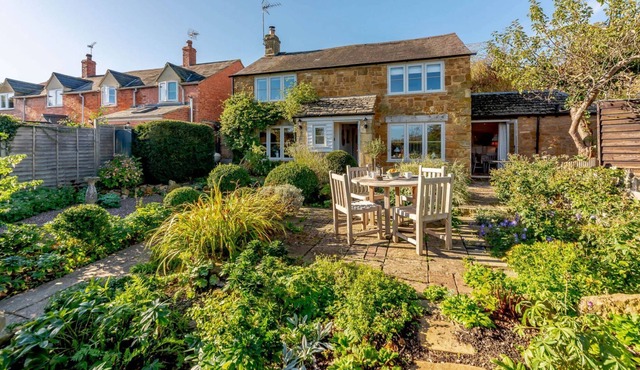 Characterful dog friendly holiday cottage with wood burning stove - July Cottage