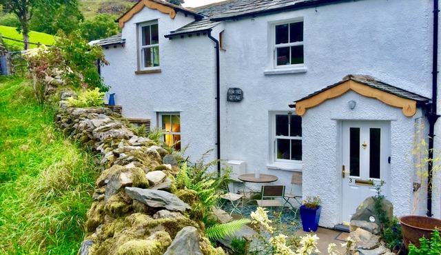 CHARACTERFUL LAKELAND COTTAGE . WIFI,SKY TV, LOG FIRES, PRETTY LOCATION.
