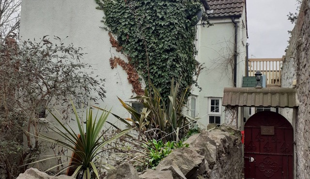 Characterful Cottage near the Beach, Shops & Pier