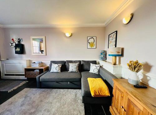 Characterful Homely Cottage By High St & River Stour