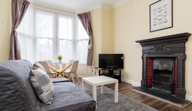 Characterful One Bedroom Apartment by Roath Park!