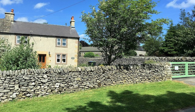 Characterful , pet friendly cottage ,sleeps 4 ,stunning views ,village location.