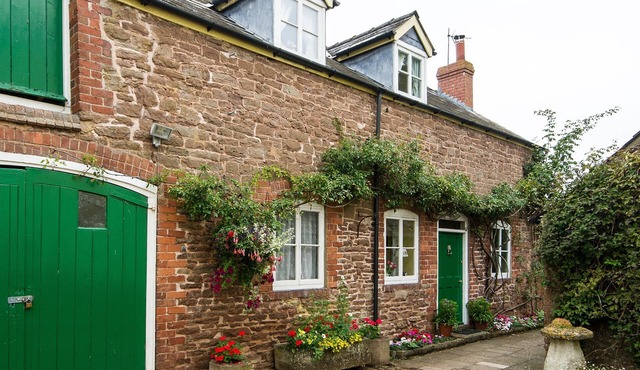 Characterful Stone Cottage with lovely views over the Surrounding Countryside