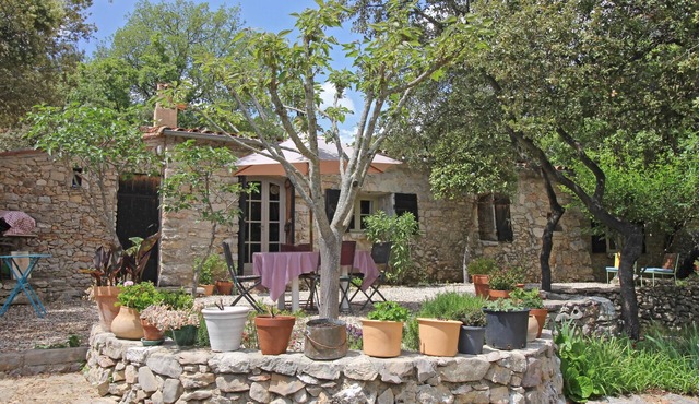 Characteristic bergerie with swimming pool