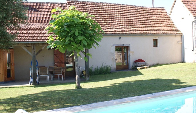 Characteristic house with salt water pool of 9x4 meters on edge of village Varaire