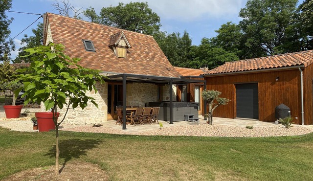 Characteristic stone gîte with Jacuzzi near Rocamadour and Gouffre de Padirac
