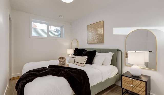 "Charcoal" Brand New 1-bed Townhome