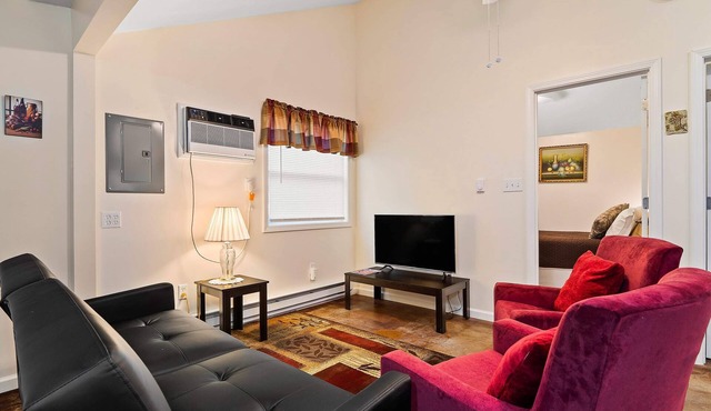 Chardonnay Cottage - GOTL Strip - Cozy & Quaint