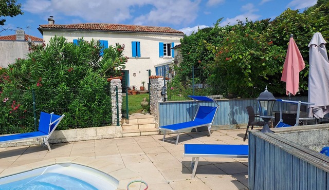 Charentais country house with swimming pool in the heart of the vineyards