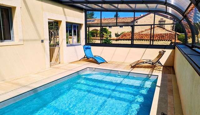 "Charentaise rénovée avec piscine, sauna et équipements bébé, proche de Barbezieux"