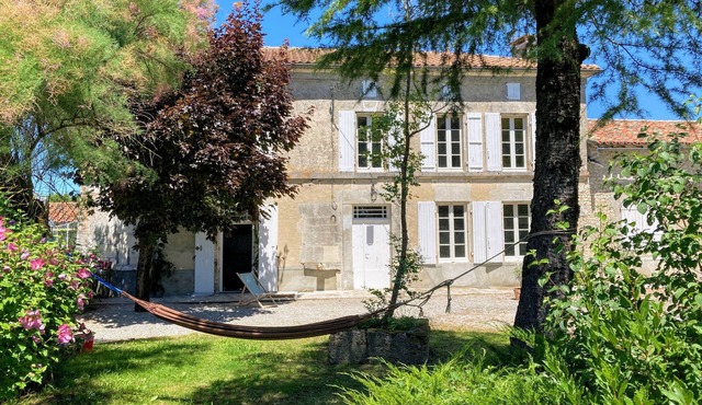 Charentais house in the heart of the vineyards