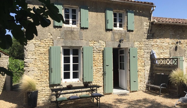 Charentaise stone house (4 pers), bucolic, quiet ! central, pets OK