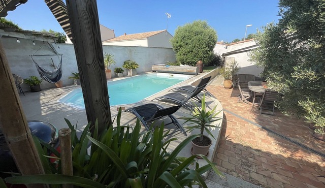 Charentaise house 135m2, 3 bedrooms with garden and pool 5 min from the sea.