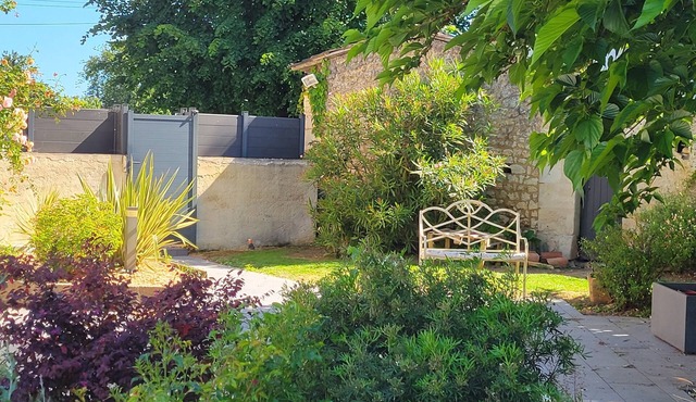 Charentaise house with swimming pool close to the sea in a peaceful setting.